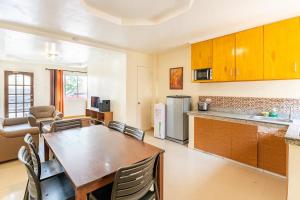 una cucina e un soggiorno con tavolo e sedie di Laciaville Resort and Hotel a Lapu Lapu City