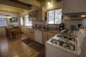 Η κουζίνα ή μικρή κουζίνα στο Cozy Mountain Hideaway home +7 φωτογραφίες