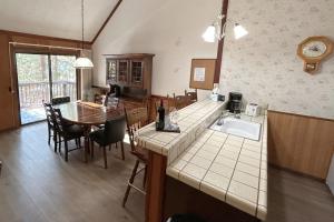 cocina y comedor con fregadero y mesa en Brookstone Pines home, en Incline Village