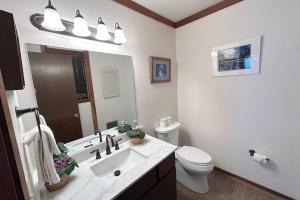 Un baño con lavabo, inodoro y espejo. en Brookstone Pines home, en Incline Village 14 fotos más