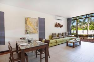 Ruang duduk di Blissful Living & Tropical Vibes - 3BR Pool Access Villa Argent 9, just 15 min drive from Nai Yang and Nai Thon Beaches