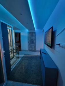 TV a/nebo společenská místnost v ubytování Centrum Apartman