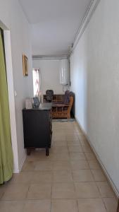 a hallway with a room with a table and a bench at Appartement avec jardin centre village avec accès PMR in Le Fossat