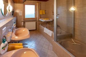 Koupelna v ubytování Haus Sonnenschein + 43 fotografií