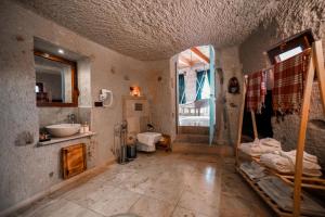 Koupelna v ubytování Zeus Cave Suites + 37 fotografií