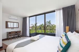Katil atau katil-katil dalam bilik di Blissful Living & Tropical Vibes - 3BR Pool Access Villa Argent 9, just 15 min drive from Nai Yang and Nai Thon Beaches +21 gambar
