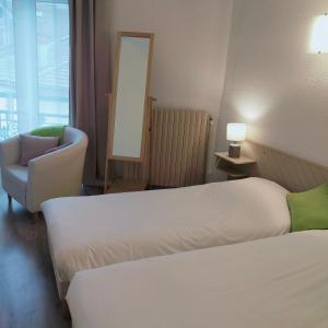 Postel nebo postele na pokoji v ubytování Hotel Les Alpes