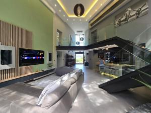 Una gran sala de estar con un sofá y un televisor. en The Block, en Wilderness