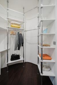 um closet com prateleiras brancas em Prague Days - Stylish Apartment - Netflix - Hip District em Praga mais 13 fotografias