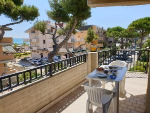 un tavolo e sedie su un balcone con vista sull'oceano di Residence Adriatico a Silvi Marina