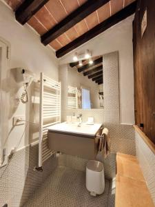 un baño con lavabo y espejo en La Tana del Priore, en Perugia 47 fotos más