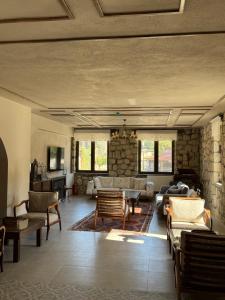 a living room with a couch and a table at Bademli Han Otel in Ulucak