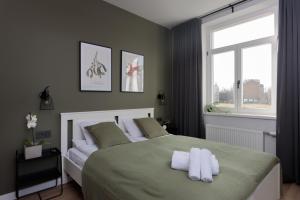 Llit o llits en una habitació de Riga Heritage Charm