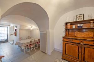 une cuisine et une salle à manger avec une table et une salle à manger dans l'établissement Le Cœur de Garrigues - Piscine Privée, à Garrigues-et-Sainte-Eulalie