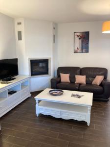 a living room with a couch and a coffee table at Le Sherman in Colleville-sur-Mer