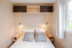 Postel nebo postele na pokoji v ubytování Mobil home climatisé, Wi-Fi, 30 minutes du Puy duFou, proche de la piscine