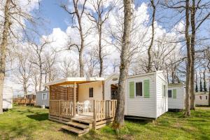 Zahrada ubytování Mobil home climatisé, Wi-Fi, 30 minutes du Puy duFou, proche de la piscine