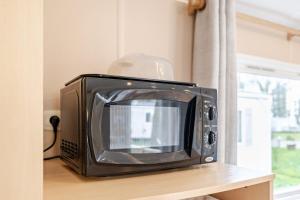 TV a/nebo společenská místnost v ubytování Mobil home climatisé, Wi-Fi, 30 minutes du Puy duFou, proche de la piscine