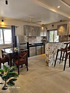 cocina con mesa y cocina con encimera en White Threads Vagator Goa, en Anjuna