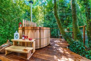 a wooden deck with a table and a bench at La Maison de l'Omignon in Vermand