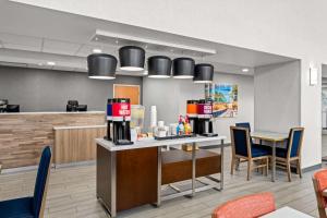 a restaurant with a bar with chairs and aezvousasteryasteryasteryasteryasteryastery at Hampton Inn & Suites Charlotte-Airport in Charlotte