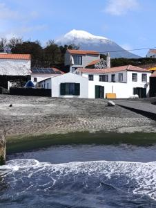a house with a snow covered mountain in the background at Casa do Cais in Monte