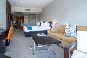 Uma área de estar em Captain's Club Hotel & Spa