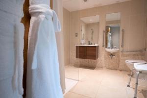 Um banheiro em Captain's Club Hotel & Spa