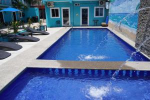 a large blue pool with a water fountain at Hotel Vista Hermosa Aeropuerto Puerto Vallarta in Puerto Vallarta