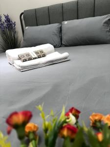 Unistay SHORE 3 Pool view w Balcony near MOA客房内的一张或多张床位