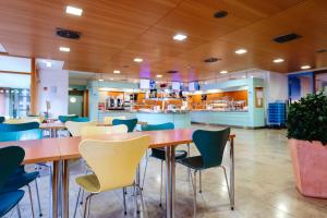 a cafeteria with a long table and chairs at Akademie des Sports im LandesSportBund Niedersachsen in Hannover +23 photos