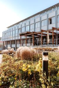 a building with a lot of plants in front of it at Akademie des Sports im LandesSportBund Niedersachsen in Hannover