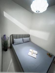 Unistay SHORE 3 Pool view w Balcony near MOA客房内的一张或多张床位