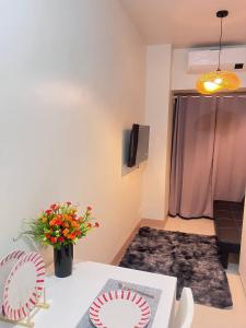 Unistay SHORE 3 Pool view w Balcony near MOA的电视和/或娱乐中心