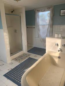 Un baño con bañera grande y ducha. en Poe Themed Home Close to Beaches and DE Turf, en Milford 15 fotos más
