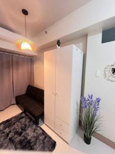 Unistay SHORE 3 Pool view w Balcony near MOA客房内的一张或多张床位