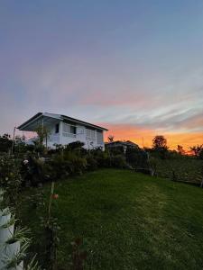 una casa con un patio delante de una casa en Querencia Cabin, en Gitgit
