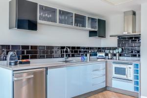 A cozinha ou cozinha compacta de Captain's Club Hotel & Spa