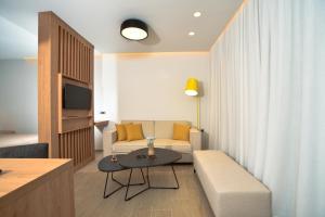 TV a/nebo společenská místnost v ubytování Almy Beach Hotel