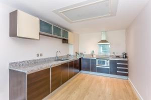 A cozinha ou cozinha compacta de Captain's Club Hotel & Spa