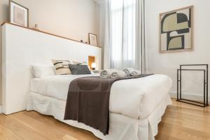 una camera bianca con un grande letto con orsacchiotti sopra di Artistic and Spacious Apartment by REMS a Málaga