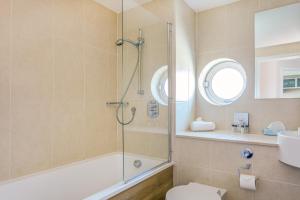 Um banheiro em Captain's Club Hotel & Spa