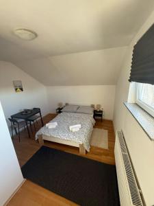 ein kleines Schlafzimmer mit einem Bett und einem Tisch in der Unterkunft Sobe Ježdovec in Ježdovec + 5 Fotos
