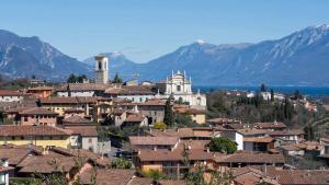 a city with a town and mountains in the background at Appartamento La Quiete in Polpenazze del Garda