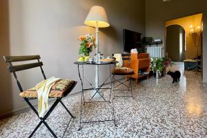 a living room with a table and a cat in a room at la Breda in Corte Franca