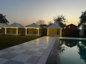 Bazén v ubytování Tvam Retreat & Resorts nebo v jeho okolí
