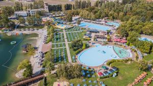 Bazén v ubytování Hotel Thermalpark nebo v jeho okolí