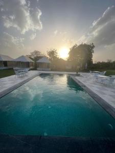 Bazén v ubytování Tvam Retreat & Resorts nebo v jeho okolí