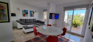 Telewizja i/lub zestaw kina domowego w obiekcie Mijas Golf penthouse