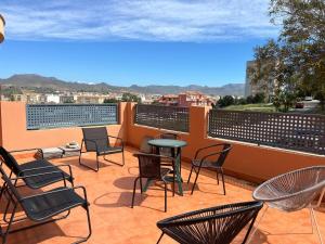 un patio con sedie e un tavolo su un balcone di Playa en La Cumbre a Puerto de Mazarrón